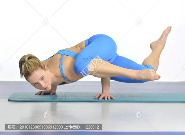 女子在瑜伽姿勢(shì)站在她的手