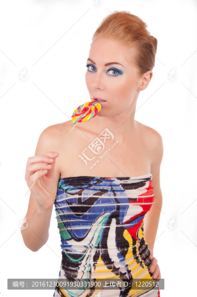 美麗的女人咬著棒棒糖