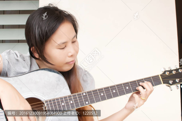 彈吉他的女人。
