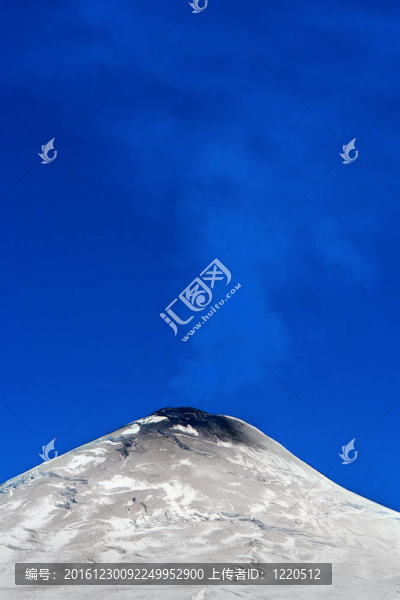 冒煙的白雪覆蓋的火山