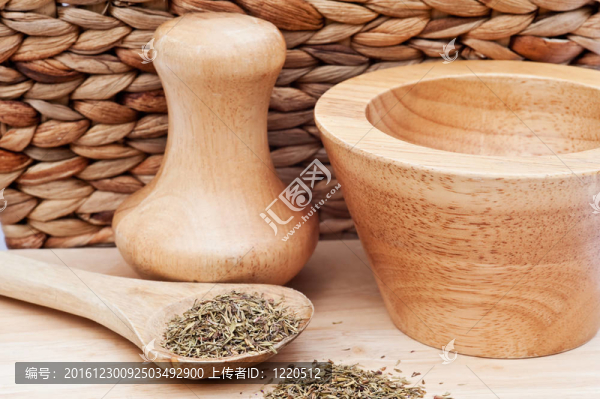 用木杵和臼在鄉(xiāng)村廚房場景百里香草