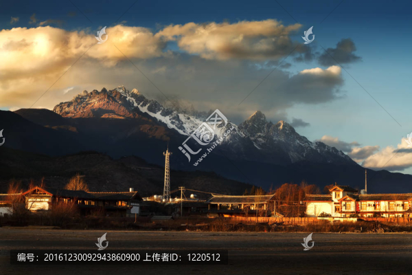 日落現(xiàn)場風景照片的一個小中國村腳下的雪山