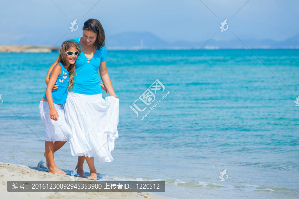 母親和女兒在海灘上玩得很開心