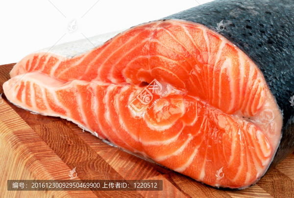 砧板上的魚(yú)切片中的一片鮭魚(yú)