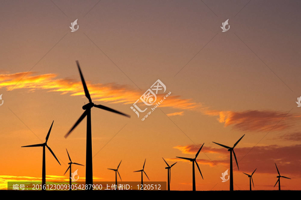 日落時(shí)的風(fēng)電場(chǎng)