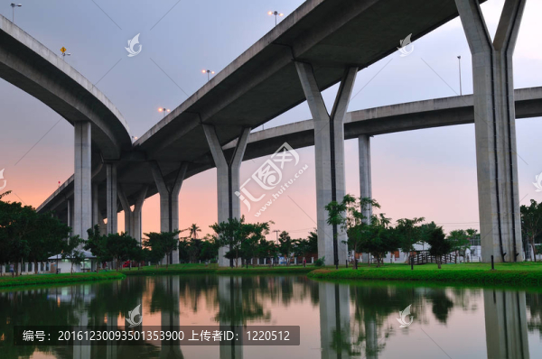 泰國泰橋；也被稱為工業(yè)環(huán)路泰國橋。這座橋橫跨湄南河的兩倍。