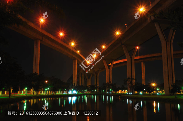 泰國(guó)泰橋；也被稱為工業(yè)環(huán)路泰國(guó)橋。這座橋橫跨湄南河的兩倍。