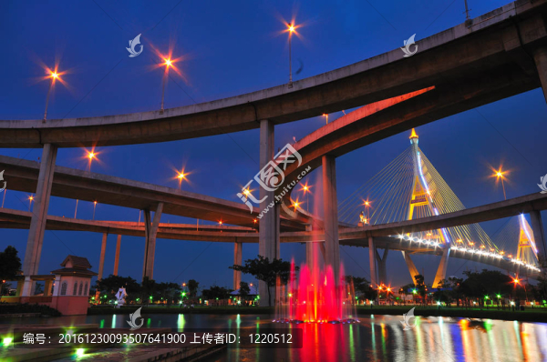 泰國(guó)泰橋；也被稱為工業(yè)環(huán)路泰國(guó)橋。這座橋橫跨湄南河的兩倍。
