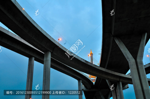 泰國泰橋；也被稱為工業(yè)環(huán)路泰國橋。這座橋橫跨湄南河的兩倍。