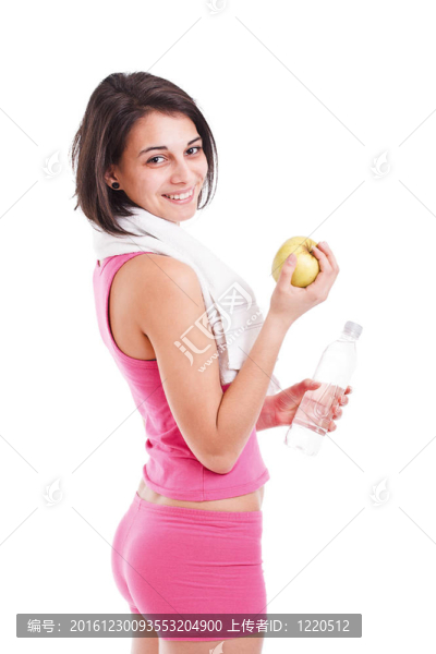 拿著一瓶水的女人