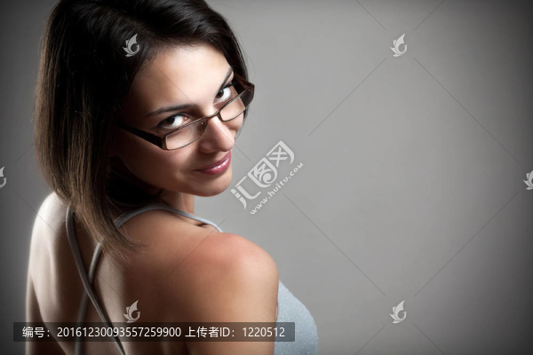 戴眼鏡的女性
