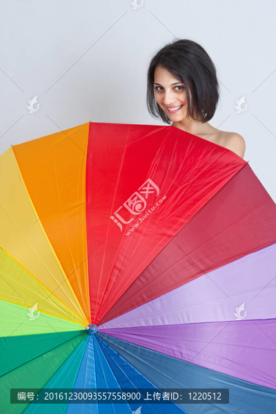 女性躲在彩虹傘上