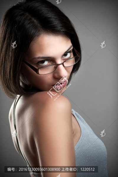戴眼鏡的年輕女人