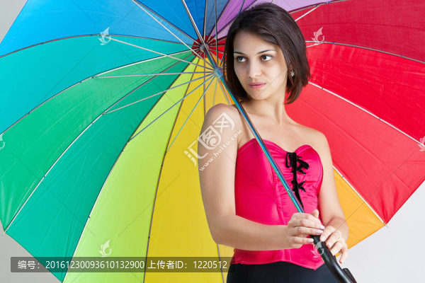 站在傘下的女性