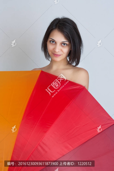 藏在彩色傘上的女性