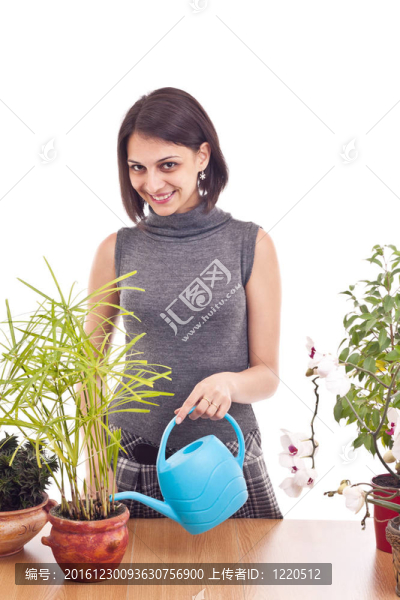 女人灌溉植物