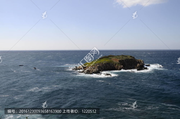 高風(fēng)中的地中海島嶼和潛水員