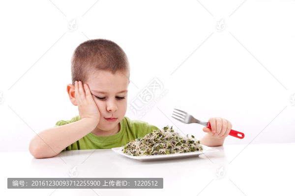男孩拒絕吃