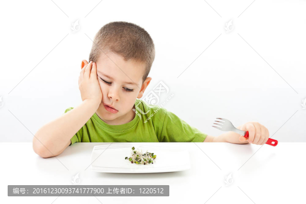 男孩拒絕吃