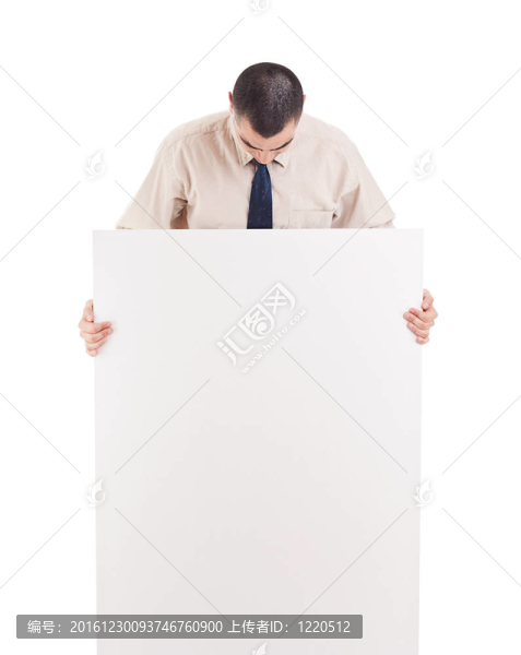 男子拿著旗幟