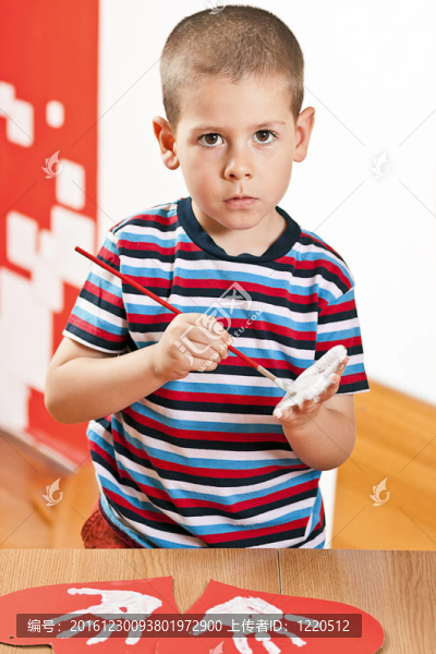 男孩畫他們的手