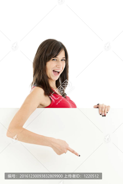 女孩指著