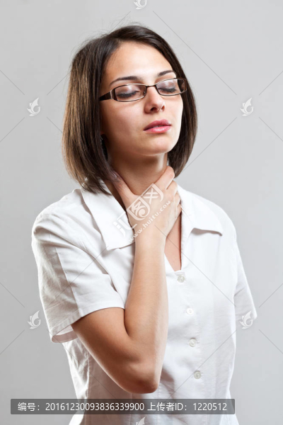 喉嚨痛的年輕女子
