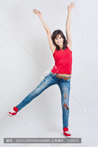 舉起手的女孩