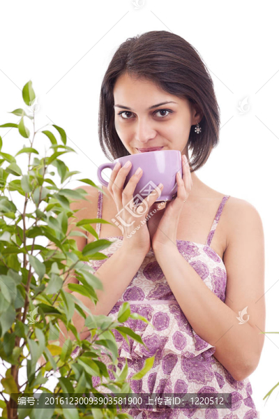 喝杯熱茶的年輕女子
