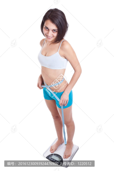 站在天平上的女人
