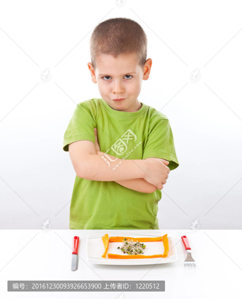 男孩拒絕吃
