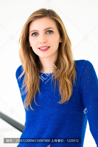 微笑的年輕迷人的女人
