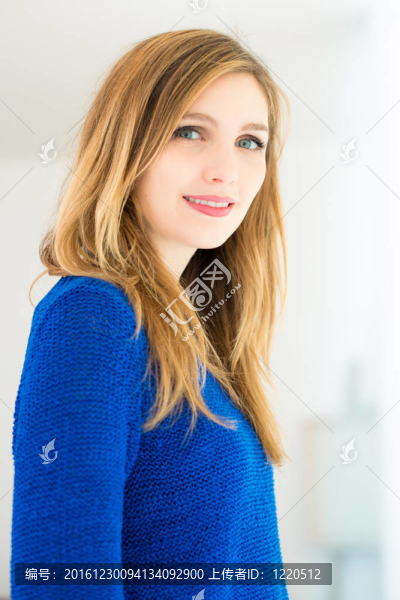 微笑的年輕迷人的女人