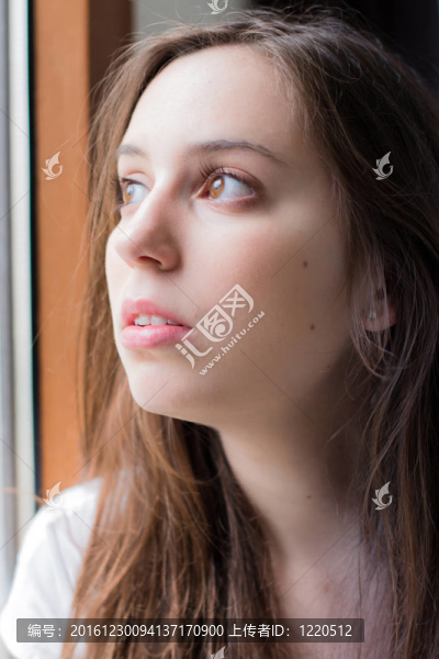 站在窗前看外面的女人