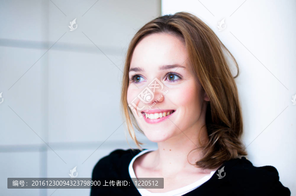 微笑的年輕迷人的女人