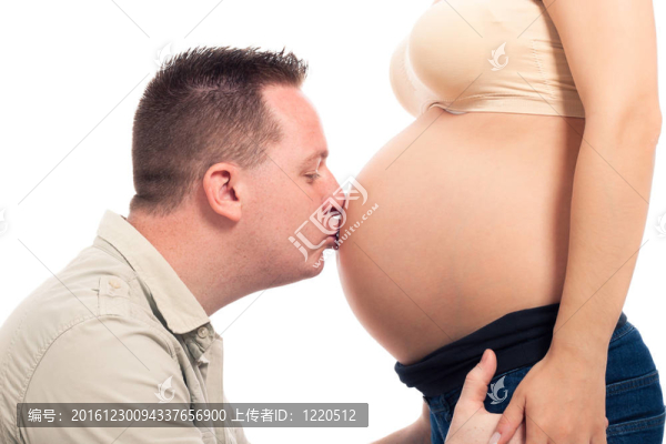 男子親吻孕婦肚子