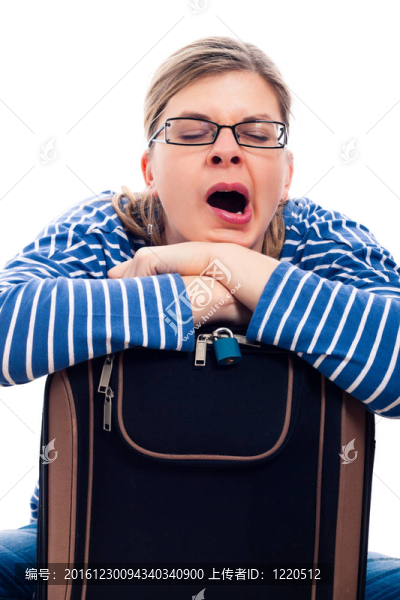 疲憊的旅行者女人打哈欠