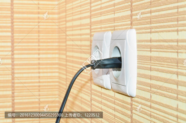 電源插頭插在墻上的插座上