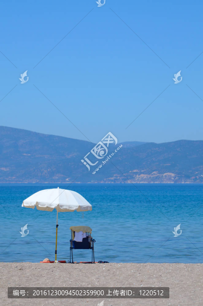 白傘和日光浴床