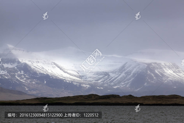 白雪皚皚的群山