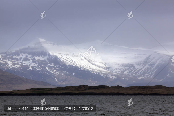 白雪皚皚的群山