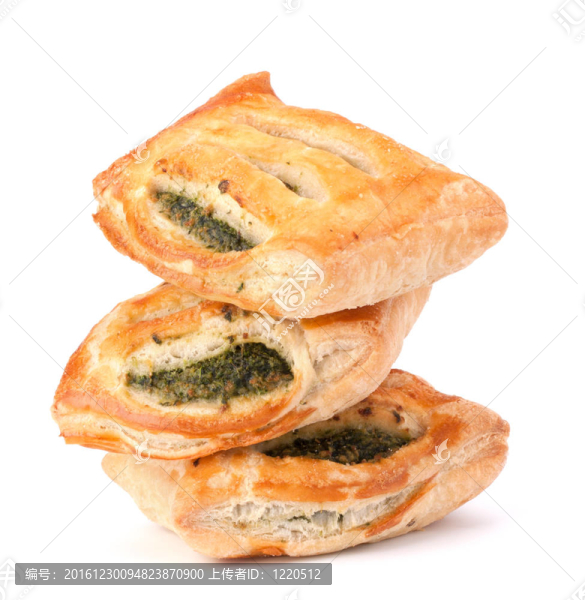 白色背景上的酥皮小圓面包。