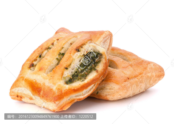 白色背景上的酥皮小圓面包。