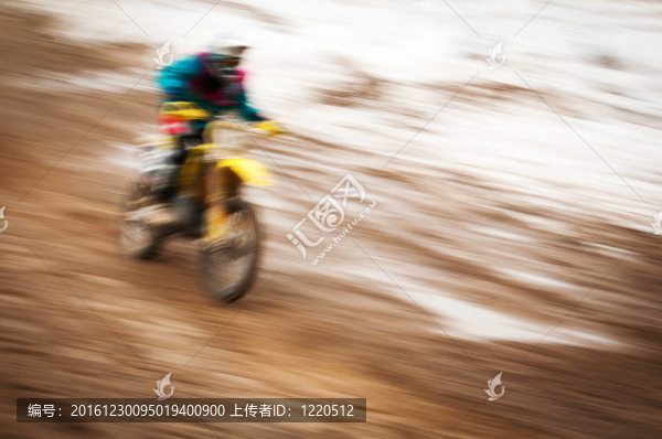 摩托車(chē)自行車(chē)騎手的運(yùn)動(dòng)
