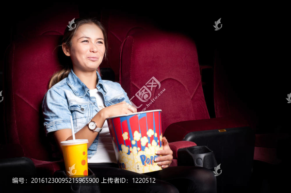 女人在電影院