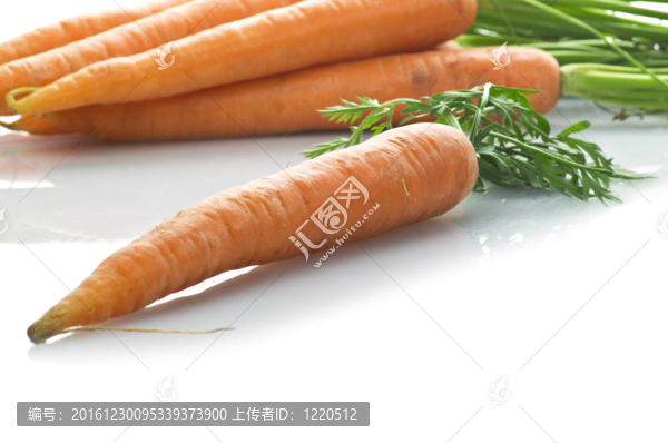 新鮮胡蘿卜接近白色
