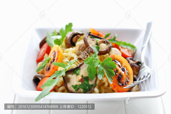 蘑菇和tamarillos面食