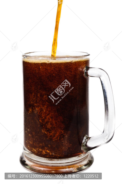 黑啤酒。把啤酒倒進玻璃杯里