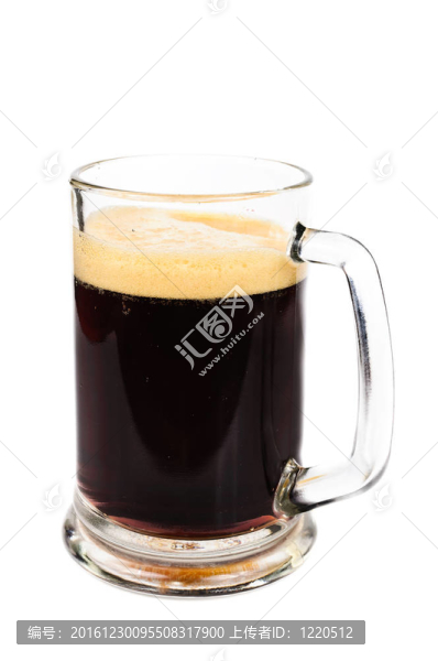 黑啤酒。把啤酒倒進(jìn)玻璃杯里