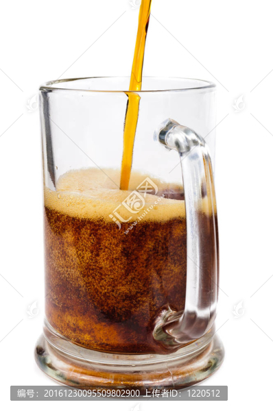 黑啤酒。把啤酒倒進玻璃杯里